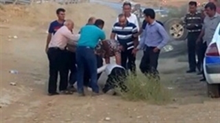 وقتی راننده لندکروز پلیس را به باد کتک میگیرد!