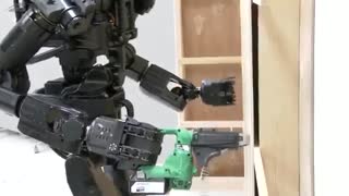 این ربات ژاپنی می تواند دیوار نصب کند