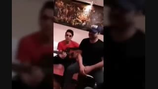 ❤گیتار زدن محسن ابراهیم زاده برا طرفداراش❤