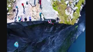 پرش از لبه کوه Kjerag در نروژ